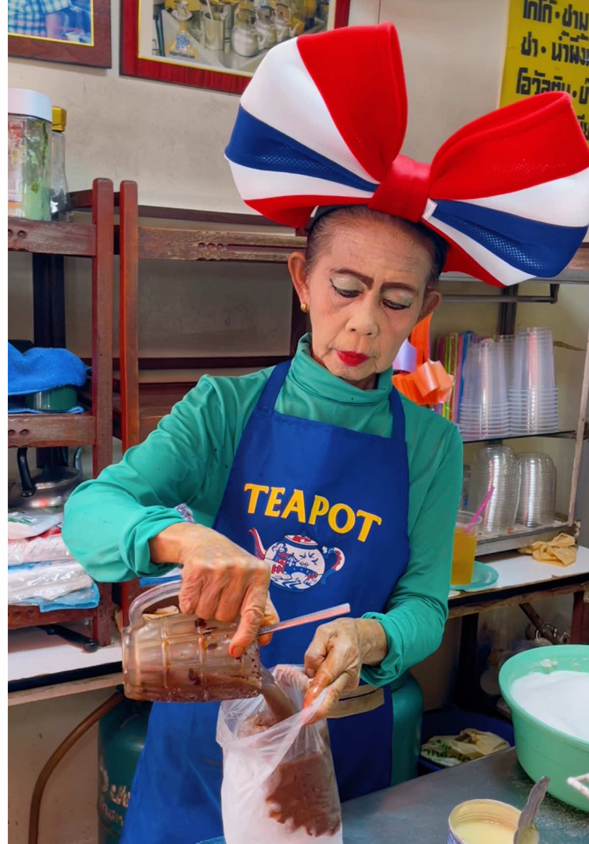ป้านิดกาแฟโบราณ ร้านป้าปากแดง อยู่ถนนมหรรณพ แถวศาลเจ้าพ่อเสือ เสาชิงช้า#ป้าปากแดง #เฮียพี 