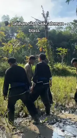 mereka berkata latihan silat sekarang aleman tidak seperti dulu, tetapi mereka tidak tahu ketika kita berjuang keras demi mendapatkan sehelai sabuk dan juga sakral (baju) kebanggaan kita untuk dipakai sampai nanti di hari tua🙂#masukberanda #ikspi #sad #fyppppppppppppppppppppppp 
