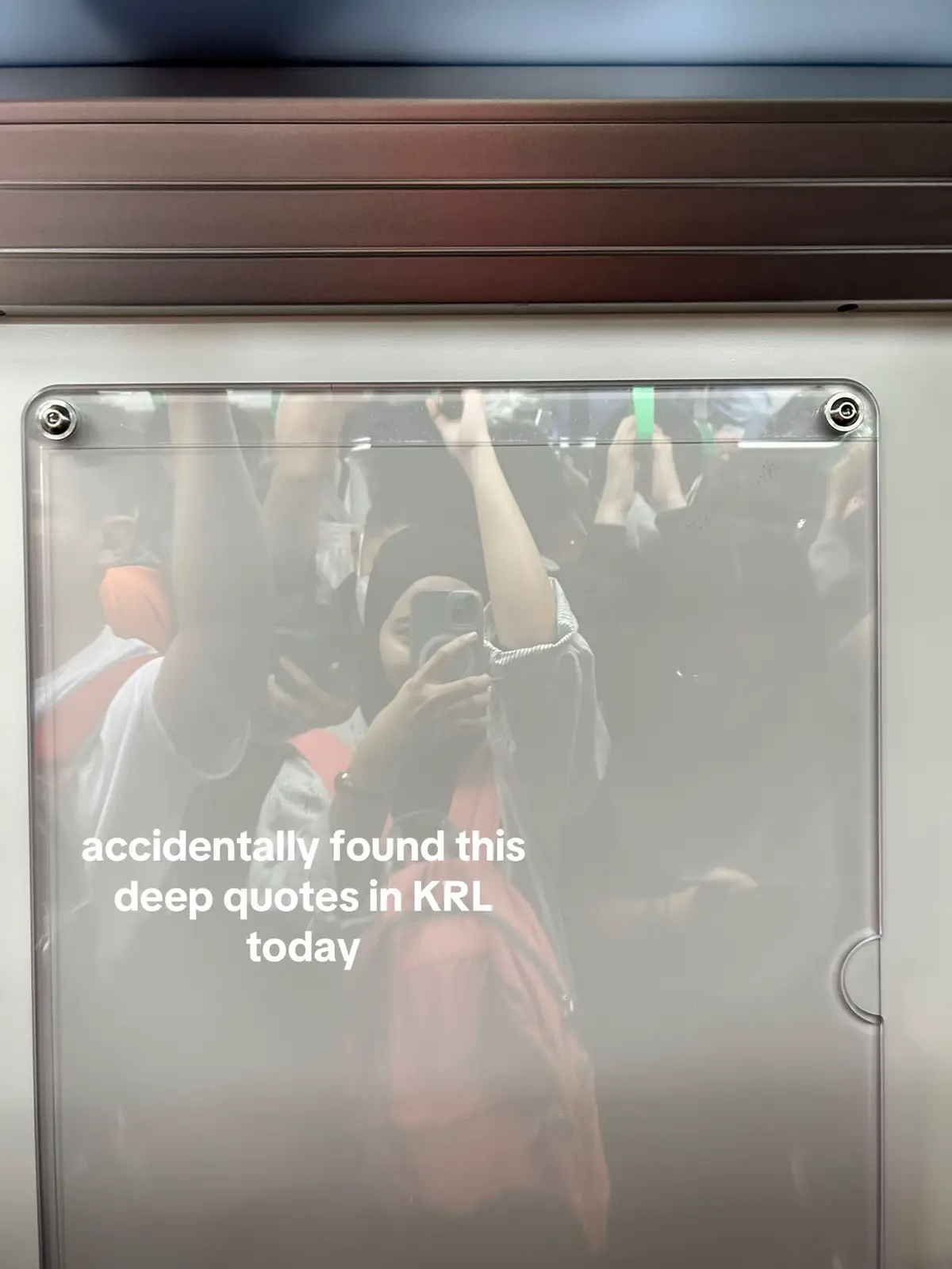 lg rush hour di kereta baca ini🥺 semangat semuanyaaa!💖 #krl #deepquotes 