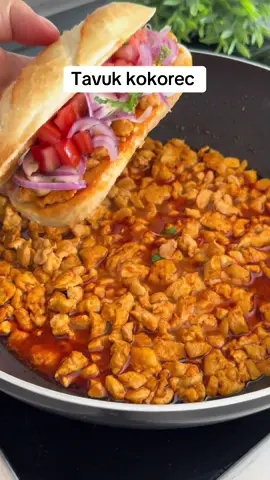 Malzemeler 2 parca büyük boy tavuk gögsü 1 cay bardağı zeytinyağ 2 tatlı kaşığı kırmızı toz biber 1 tatlı kaşığı tuz 1 cay kasıgı karabiber 1 su bardağı su Hazırlanısı İlk olarak tavuk gögsünü cok kücük dograyalım. Geniş bir tavaya tavukları alıp zeytinyağ ile pisirelim. Tavuklar suyunu salıp cekene kadar pisirelim. Üzerine kırmızı toz biber, karabiber ve tuz ekleyip bir kaç dakika kavuralım. Son olarak suyunu ilave edip orta ateste  Bir kaç dakika pisirelim. Suyu az gelirse su ilavesi yapabilirsiniz. Deneyeceklere Simdiden afiyet olsun 🤗♥️#shorts #squidgame #videoviral #viralshorts #FoodLover 