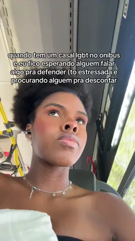 tinha um casal lesbico no onibus ontem trocando beijinhos e carinho fiquei com tanto medo de alguem ofender as divas mds