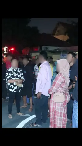 Ratusan anak yang terlibat anarkisme akhirnya dikembalikan oleh Polres Blitar Kota kepada orang tuanya. Mereka diamankan kepolisian setelah melakukan kerusuhan di depan kantor Polres Blitar Kota dengan melempari bom molotov dan menembakkan senapan angin.  Aksi anarkis itu dilakukan karena ajakan provokasi dari grup di medsos. Kebanyakan dari mereka saat ditangkap dalam pengaruh alkohol. Bagi para ortu tetap waspada dengan aktivitas anak-anaknya. Pantau dan awasi selalu. Semoga Blitar aman dan tentram.  #blitarfile #blitar24jam #beritaterkini #infoterkini #jawatimur24jam 