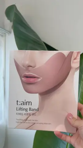 ティエムVバンドの紹介🌿 t:aim(ティエイム)はクリニック基盤のメディカルケアブランドからでているティエムVバンド！ 顔と肌のバランスを合わせ 一時的な変化ではなく、持続可能な変化に重点を置いてつくった商品👏 立体レイヤリング処方で、レチノール・ペプチド・アデノシン配合！ 気になるフェイスラインをグッと変化させてくれるアイテム！ 30分着用して、とるだけ😄 #PR #taim #ティエイム #小顔ケア #リフトアップ      