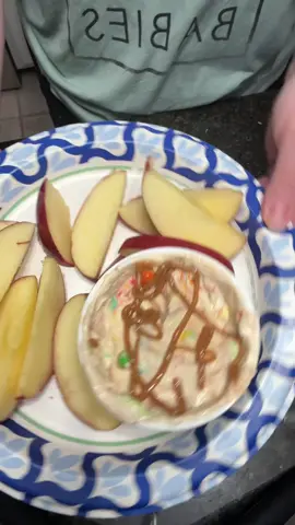 I’m a snacking pro 🍎  This is so easy to make! Take your single serve protein yogurt + 2 tbsp PB2 powder. Then I add in a little bit of peanut butter mini m&m’s and sugar free caramel. So delish!  What’s your favorite snack you can’t live without?  Comment COOKBOOK for a copy of my new cookbook with 39 of my favorite high protein recipes.  #highproteinrecipes #lowcalorie #highproteindessert #lowcaloriedessert 