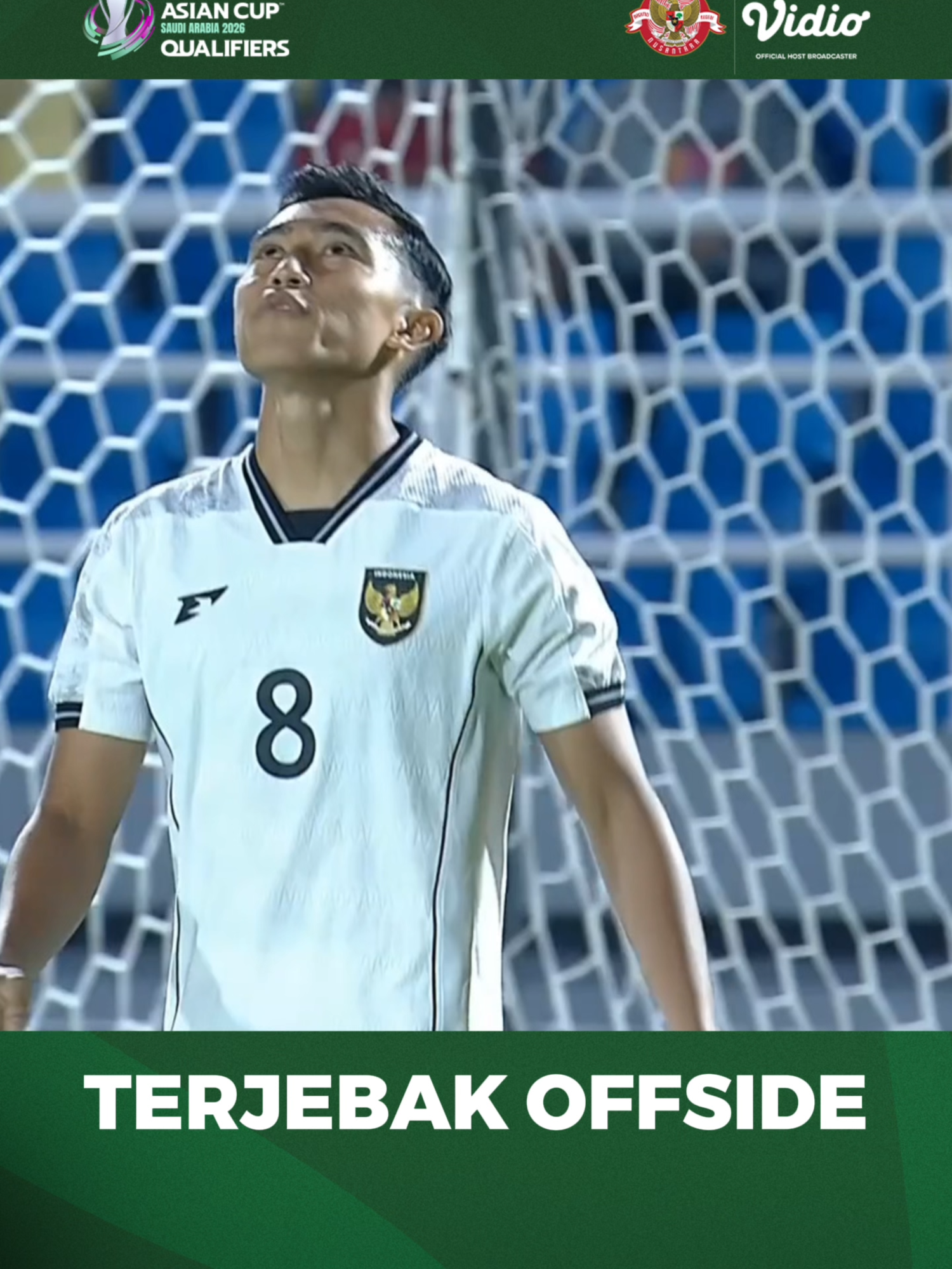 Gol Rayhan Hannan dianulir, dianggap mengenai Jens Raven yang sudah berada di posisi offside. Ayo Garuda Muda, mari cari gol di babak kedua! 🔥🦅