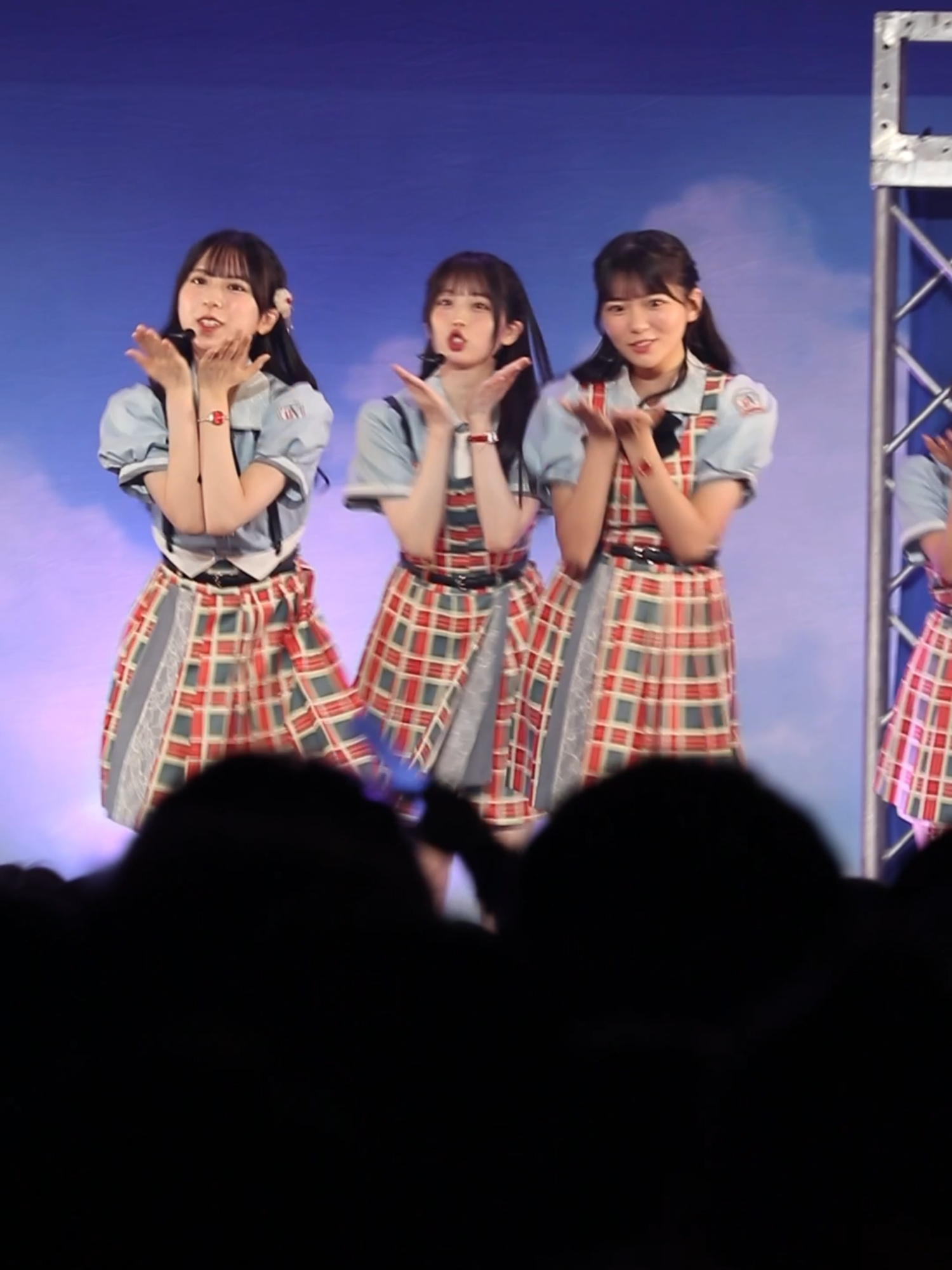🎤「虹を架けよう」🌈 2025年8月31日 「アオゾラサマーフェスティバル 2025」🍉 の様子を少しお届けします💙 🎪公演情報 『僕青祭2025』 🏫 日程：2025年10月18日(土) 会場：KT Zepp Yokohama 【1部】開場14:00／開演15:00 【2部】開場18:00／開演19:00 🎫 FC1次先行受付中！💙 ご来場お待ちしております🎵 🏫 U-18学割チケットあります！ #僕が見たかった青空 #僕青 #虹を架けよう #アオゾラサマーフェスティバル2025