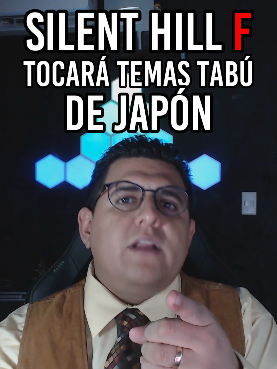 Silent Hill F tocará temas tabú de Japón.  Silent Hill hablando de la represión femenina en los años 60 🎭 Sí, Konami decidió que su nueva entrega no solo te hará gritar de miedo, sino que también te recordará que ser mujer en el Japón de esa época era casi un survival horror en sí mismo. Silent Hill f estará ambientado en un pequeño pueblo japonés y seguirá a Hinako Shimizu, una protagonista atormentada que carga con traumas, presiones sociales y una vida marcada por estándares que la obligan a ser “hija obediente” y “esposa perfecta”, aunque ella no quiera. 🥀 Los desarrolladores confirmaron que el juego se centrará en cómo Hinako encuentra el coraje para enfrentar esa represión, usando la década de 1960 como marco, una era donde los movimientos por los derechos de las mujeres comenzaron a desafiar con fuerza las normas impuestas durante décadas. Es la primera vez que la saga abandona su típico escenario estadounidense para explorar un contexto histórico lleno de simbolismo, donde el terror psicológico se mezcla con un trasfondo social real. 👁️‍🗨️ Konami promete que esta nueva entrega no solo seguirá la tradición de traumas personales y monstruos simbólicos, sino que también pondrá sobre la mesa preguntas incómodas sobre la Familia, la libertad y la rebeldía. 🔥 #Silenthill #SilenthillF #Gamer #japon  #gamerdenacimiento 