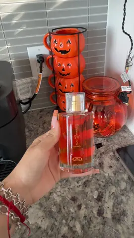 The best of the best perfume for fall! #fallperfume #perfume #cocomusk #vanillaperfume 