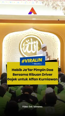 Husein Ja'far Al Hadar atau Habib Ja'far memimpin doa bersama untuk Almarhum Affan Kurniawan, yang dilakukan oleh ribuan pengemudi Gojek di Masjid Al Latief, Jakarta, Senin (1/9/2025). Dalam doa bersama tersebut, ribuan driver Gojek berkumpul untuk mengenang Affan, driver ojol yang meninggal dunia dalam aksi demonstrasi, pada Kamis (28/8/2025). 