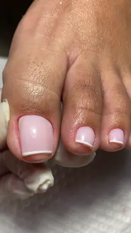 ✨ Um verdadeiro cuidado dos pés do início ao fim! ✨ Olha só como ficou esse resultado incrível  💖👣 Esmaltes usados: 1️⃣ Paraíso – Impala 2️⃣ Renda – Risqué 3️⃣ Bianco – Risqué (“francesinha”) 4️⃣ Véu – Colorama Cuidados para os pés: 1- Creme esfoliante – Sie Cosméticos 2- Vela de massagem – Sie Cosméticos 🏷️ Use o cupom CARLA e garanta desconto nas suas compras na Sie Cosméticos! #unhasdospes  #fracesinhanospés👣 @Sie Cosméticos 