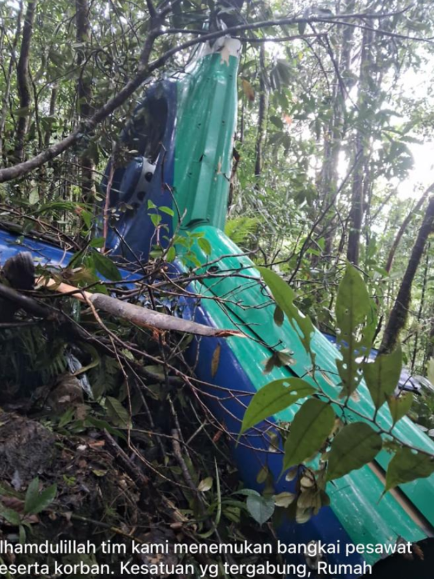 Bangkai Helikopter Ditemukan lugasnusantara.co.id, TANAH BUMBU – Tim SAR gabungan berhasil menemukan bangkai helikopter BK117-D3 PK-RGH milik PT Eastindo Air yang hilang kontak sejak Senin (1/9/2025). Helikopter tersebut jatuh di kawasan hutan sekitar Air Terjun Mandin Damar, Kecamatan Mentewe, Kabupaten Tanah Bumbu, Kalimantan Selatan. Direktur Operasi Basarnas, Laksamana Bramantyo, dalam keterangan resmi di Banjarbaru, Rabu (3/9/2025), menyampaikan duka cita mendalam atas musibah tersebut. “Atas nama Kepala Basarnas, kami menyampaikan belasungkawa kepada seluruh keluarga korban. Semoga keluarga yang ditinggalkan diberikan kekuatan dan ketabahan,” ujarnya. Tim Search and Rescue Unit (SRU) Darat Alpha Team yang dipimpin oleh Adi Maulana, Koordinator Pos SAR Kotabaru, menemukan reruntuhan helikopter pada pukul 14.45 WITA di koordinat 03° 5’6” S – 115° 37’39.07” E, sekitar 700 meter dari titik koordinat yang sebelumnya diberikan oleh KNKT. Selang beberapa waktu, tepatnya pukul 15.53 WITA, tim menemukan satu korban berjarak sekitar 100 meter dari bangkai helikopter. Jasad korban telah dilakukan proses body packing dan siap dievakuasi ke Posko Lapangan. Berdasarkan pengamatan awal, masih terdapat korban lain di dalam badan helikopter. Namun jumlah pastinya belum dapat dipastikan karena kondisi helikopter dalam keadaan terbakar. Proses pembongkaran badan pesawat diperlukan untuk memastikan jumlah korban secara keseluruhan. “Seluruh unsur SRU darat saat ini diarahkan oleh On Scene Commander menuju lokasi penemuan untuk memperkuat proses evakuasi,” jelas Bramantyo. Basarnas menegaskan bahwa seluruh unsur gabungan dari Basarnas, TNI, Polri, BPBD, serta relawan dan potensi SAR lainnya terus bekerja keras di lapangan dengan dukungan penuh dari masyarakat setempat. “Basarnas menyampaikan apresiasi setinggi-tingginya kepada semua pihak yang telah berkolaborasi dalam misi kemanusiaan ini. Kami berkomitmen melanjutkan operasi hingga seluruh korban berhasil dievakuasi dengan tetap mengutamakan keselamatan personel di lapangan,” tegasnya. Perkembangan lebih lanjut mengenai jumlah korban dan proses evakuasi akan diumumkan secara berkala melalui siaran pers #helikopter #tanahbumbu #kalsel #basarnaskalsel #mantewe 