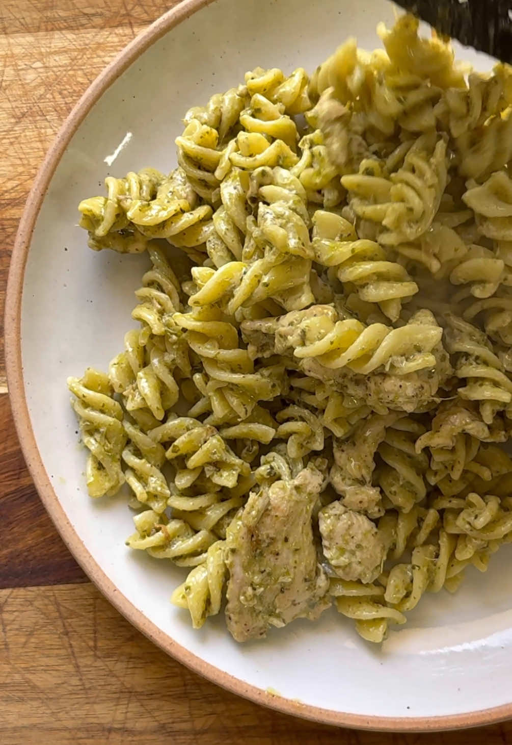 🍝 باستا الدجاج بالبيستو - Chicken Pesto Pasta 🍝 للمزيد من الوصفات تابعوني على صفحتي  @thekuwaitichef @thekuwaitichef المكونات: باستا: نص علبة صدر دجاج: ٢-٣ قطع معجون ثوم: ملعقة صغيرة بصل: حبة بيستو: منزلي أو جاهز: نص كوب أو أكثر كريمة طبخ: كوب أو أكثر ملح وفلفل أسود: حسب الرغبة جبن بارميزان Ingredients:  Pasta: 1/2 packet Chicken Breast: 2-3 pcs Garlic Paste: 1 teaspoon  Onions: 1 pcs Pesto: house made or store bought: 1/2 cup or more Cooking Cream: 1 cup or more Salt & Black Pepper: to taste Parmesan Cheese  للمزيد من الوصفات تابعوني على صفحتي  @thekuwaitichef  @thekuwaitichef   #اكلات_سهله  #طبخات_لذيذه #وصفات_لذيذة #وصفات_سريعة