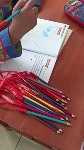 yaa Allah emak 1B kreatif sekali 👏🏻 kepikiran pensil warna sampe di iket begini 🤭 inspirasi buat wali murid yang anaknya tiap hari drama pensil hilang 👍🏻