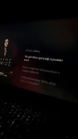 Küçülmedin mi aşkla verdiğin sözden cayarken?  🎧: Simge-Üzülmedin mi? #lyricsvideo #beniöneçıkart #keşfetedüş #viraltiktok #keşfetteyizzz 