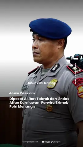 Komandan Batalyon C Resimen IV Pasukan Pelopor Korps Brimob Polda Metro Jaya Kompol Cosmas Kaju Gae diputus melanggar kode etik berat. Dalam sidang Kode Etik Profesi Polri (KEPP) Rabu malam (3/9), Cosmos mendengarkan putusan sidang yang dia jalani. Dia kena sanksi Pemberhentian Dengan Tidak Hormat (PTDH) atau dipecat dari dinas kepolisian.  ”Pemberhentian Dengan Tidak Hormat atau PTDH sebagai anggota Polri. Demikian putusan sidang KEPP ini,” ungkap ketua sidang.  Mendengar putusan tersebut, Cosmos hanya terdiam. Saat diberikan kesempatan untuk merespons putusan itu, dia menatap langit-langit ruang sidang. Sambil menahan tangis, dia kemudian berkata bahwa seluruh insiden tragis yang menyebabkan driver ojek online (ojol) Affa Kurniawan meninggal dunia pada Kamis pekan lalu (28/8), sama sekali tidak pernah terlintas dalam benaknya. Baca selengkapnya di www.jawapos.com  #affankurniawan #brimob