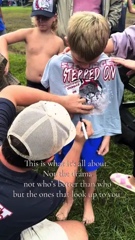 A bigger picture moment. Sometimes we need to remeber why we do it, and who we do it for!! We where all this little kid at one point.  @Cara Edwards @Keith Moore @Cole Acord @_certifiedsteppaz @Desperado Revival Co.  #atvlifestyle #drama #Lifestyle 