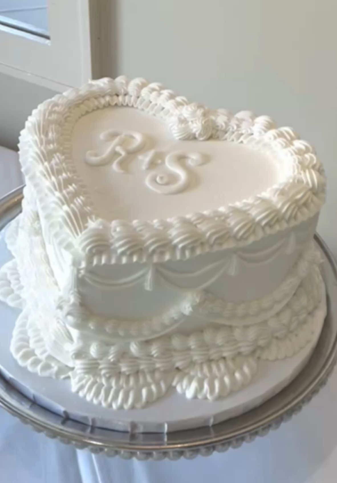 Our courthouse wedding cake!!! 1 year since we tied the knot in Houston 🤍  #wedding #weddingcake #weddingcakes #cake #heartshapedcake #courthousewedding 