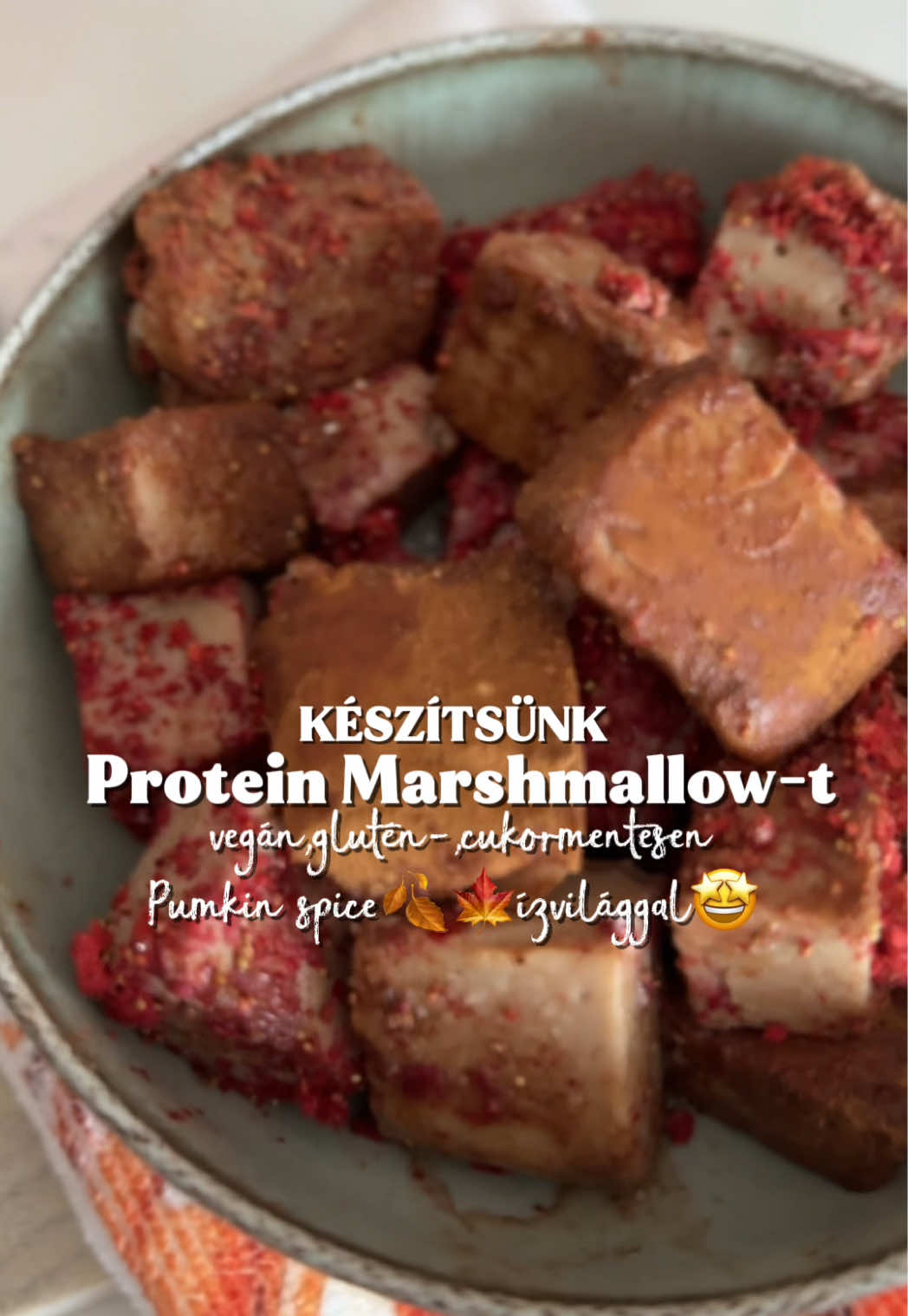 Pumpkin spice High protein Mályvacukor.🍂🍁 Vegán,glutén-,hozzáadott cukormentes Az almapektinnek köszönhetően nem csak a fehérje, hanem a rost tartalma is kiemelkedő lesz; így amellett, hogy finom megint EXTRÁN ÉRVÉNYES, hogy egészséges is!  Hozzávalók(20-25 db-hoz): -400 ml cukormentes kókusztej -10 g agar-agar 20 ml vízzel elkeverve -60 g vegán sóskaramellás fehérjepor -1 ek. @vivanaturahu alma pektin -1 ek. Pumpkin spice fűszerkeverék (ebben: őrölt fahéj,szerecsendió,eritrit,szegfűszeg, kardamom) -ízlés szerint Stevia Elkészítés: Az agar-agart kikeverjük a vízzel, majd hozzáadjuk a forrás előtt lévő növényi tejhez, ~2 percig forraljuk, majd hagyjuk kihűlni.  Hozzáadjuk a vegán fehérjeport, az almapektint, az édesítőszert és a fűszerkeveréket. Habverő segítségével krémesre dolgozzuk, majd egy választott formába egyengetjük. Fagyasztóban 60-90 percet hagyjuk állni, majd tetszés szerint felvághatjuk. Opcionálisan liofilizált eper vagy málnába, pumpkin spice fűszerkeverékbe, vagy poreritritbe forgatjuk.  #healthyfoods #egeszsegeseletmod #nutirtionist #highprotein #marshmallow