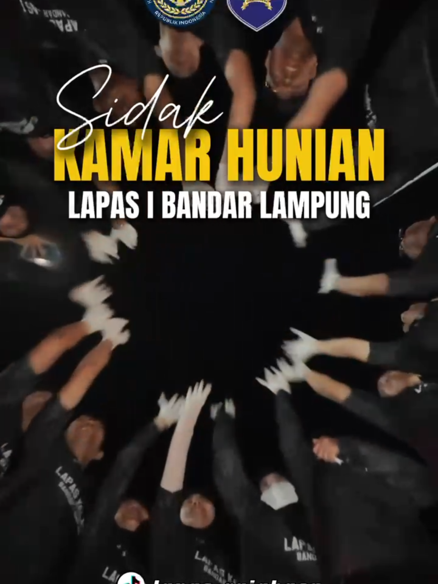 Sidak Malam Hari! Kalapas Pimpin Razia Gabungan dan Bersinergi dengan Polsek Kedaton 🔦👮‍♂️ 🌙 Malam hari di Lapas Kelas I Bandar Lampung tak hanya tentang istirahat — tapi juga deteksi dini yang proaktif! 📅 Kepala Lapas, Ike Rahmawati, pimpin langsung sidak kamar hunian malam hari, didampingi jajaran Polsek Kedaton, Tim Satopspatnal, dan Tim Pengamanan Lapas dalam operasi gabungan yang penuh sinergi. 🔍 Seluruh blok hunian diperiksa secara menyeluruh untuk memastikan: ✅ Tidak ada barang terlarang (HP, narkoba, senjata, pungli – atau HALINAR) ✅ Tidak terjadi pelanggaran disiplin ✅ Lingkungan tetap aman, tertib, dan kondusif 24 jam 🤝 Kolaborasi dengan Polsek Kedaton memperkuat sinergi antarlembaga, menunjukkan bahwa keamanan di dalam lapas adalah bagian dari stabilitas wilayah secara keseluruhan. 🛡️ Razia dilakukan dengan prosedur tegas, tertib, dan tetap mengedepankan pendekatan humanis. Tidak ada arogansi — hanya komitmen pada keamanan dan pembinaan yang efektif. 💬 Kalapas Ike Rahmawati menekankan: “Sidak malam hari ini bagian dari upaya preventif. Kami ingin warga binaan merasa aman, dan lingkungan tetap terkendali — kapan pun.”  ✅ Dengan kewaspadaan, kerja sama, dan profesionalisme, Lapas Bandar Lampung terus wujudkan pemasyarakatan yang aman, tertib, dan bermartabat. @pemasyarakatanlampung @ikerahmawatiofficial #kemenimipas #ditjenpas #lapaskelas1bandarlampung #satopspatnal #antihalinar