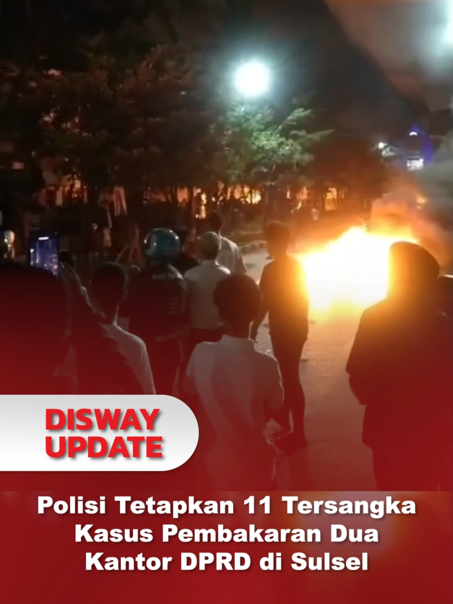 Polisi Tetapkan 11 Tersangka Kasus Pembakaran Dua Kantor DPRD di Sulsel DISWAY,MAKASSAR--- Aksi demonstrasi yang berujung pembakaran dua gedung DPRD di Kota Makassar, Sulsel sementara dalam penyelidikan aparat kepolisian. Polda Sulsel bahkan sudah menetapkan 11 orang sebagai tersangka pembakaran kedua gedung wakil rakyat tersebut. Kabid Humas Polda Sulsel, Kombes Pol Didik Supranoto dalam keterangan pers Rabu (3/9/2025) menyampaikan, 11 tersangka itu meliputi tiga orang terlibat  terlibat dalam aksi pembakaran di Kantor DPRD Provinsi Sulsel. Sementara delapan orang lainnya terlibat dalam pembakaran kantor DPRD Kota Makassar. Semuanya kini sudah diamankan di Mapolda Sulsel. Baca selengkapnya: https://sulsel.disway.id/read/12475/polisi-tetapkan-11-tersangka-kasus-pembakaran-dua-kantor-dprd-di-sulsel #pelakupembakaran #pembakarandprdmakassar #dprdkotamakassar #tersangka #beritamakassar#humaspoldasulsel #poldasulsel #demodpr #hariandisway #hariandiswaysulsel #diswaysulsel #disway