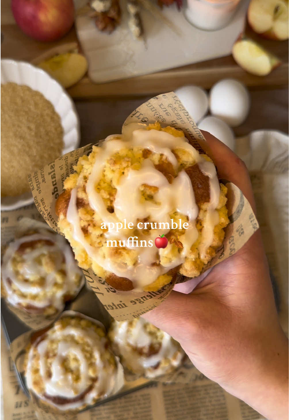 Apple crumble muffins🍎 (English/German Recipe⬇️) Zutaten:  90g weiche Butter 100g Zucker Vanilleextrakt 2 Eier (Größe M) 50g Schmand/Joghurt 110 ml Milch 190g Mehl 2 TL Backpulver 1 Prise Salz 200g Äpfel  1 TL Zimt 35g brauner Zucker Streußel: 60g Butter 100g Mehl 60g Zucker Glasur: Etwas Puderzucker Etwas Wasser bei 190 Grad Ober-/Unterhitze für ca. 25 min. in den Ofen😋 🍎🍎🍎🍎🍎🍎🍎🍎🍎🍎🍎🍎🍎 Ingredients⬇️ 90 g soft butter 100 g sugar Vanilla extract 2 eggs (size M) 50 g sour cream/yogurt 110 ml milk 190 g flour 2 tsp baking powder 1 pinch of salt 200 g apples 1 tsp cinnamon 35 g brown sugar Crumbles: 60 g butter 100 g flour 60 g sugar Glaze: Some powdered sugar Some water Bake at 190°C (top/bottom heat) for about 25 minutes 😋 #baking #ideas #apple #crumble #muffins 
