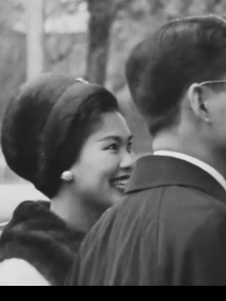 ประเทศแห่งการเริ่มต้นความรักของทั้งสองพระองค์ คิงภูมิพลและควีนสิริกิติ์ เพราะทั้งสองพระองค์ศึกษาและเล่าเรียนอีกทั้งยังทรงพบปะกัน ณ ประเทศสวิตเซอร์แลนด์ ในปี 2503 เสด็จเยือนสวิตเซอร์แลนด์ยังเป็นทางการในฐานะประมุขประเทศ King Bhumibol and Queen Sirikit made an official visit to Switzerland in 1960, where they were welcomed by the President and the people of Switzerland. König Bhumibol und Königin Sirikit statteten der Schweiz 1960 einen offiziellen Besuch ab, wo sie vom Präsidenten und dem Schweizer Volk willkommen geheißen wurden. ขอสมเด็จพระพันปีหลวงทรงพระเจริญ ข้าพระพุทธเจ้า P'Poramin  จัดทำโดย JP Poramin  #ในหลวงรัชกาลที่9 #longervideos #พระพันปีหลวง #jookkyporamin  #เทรนด์วันนี้ 