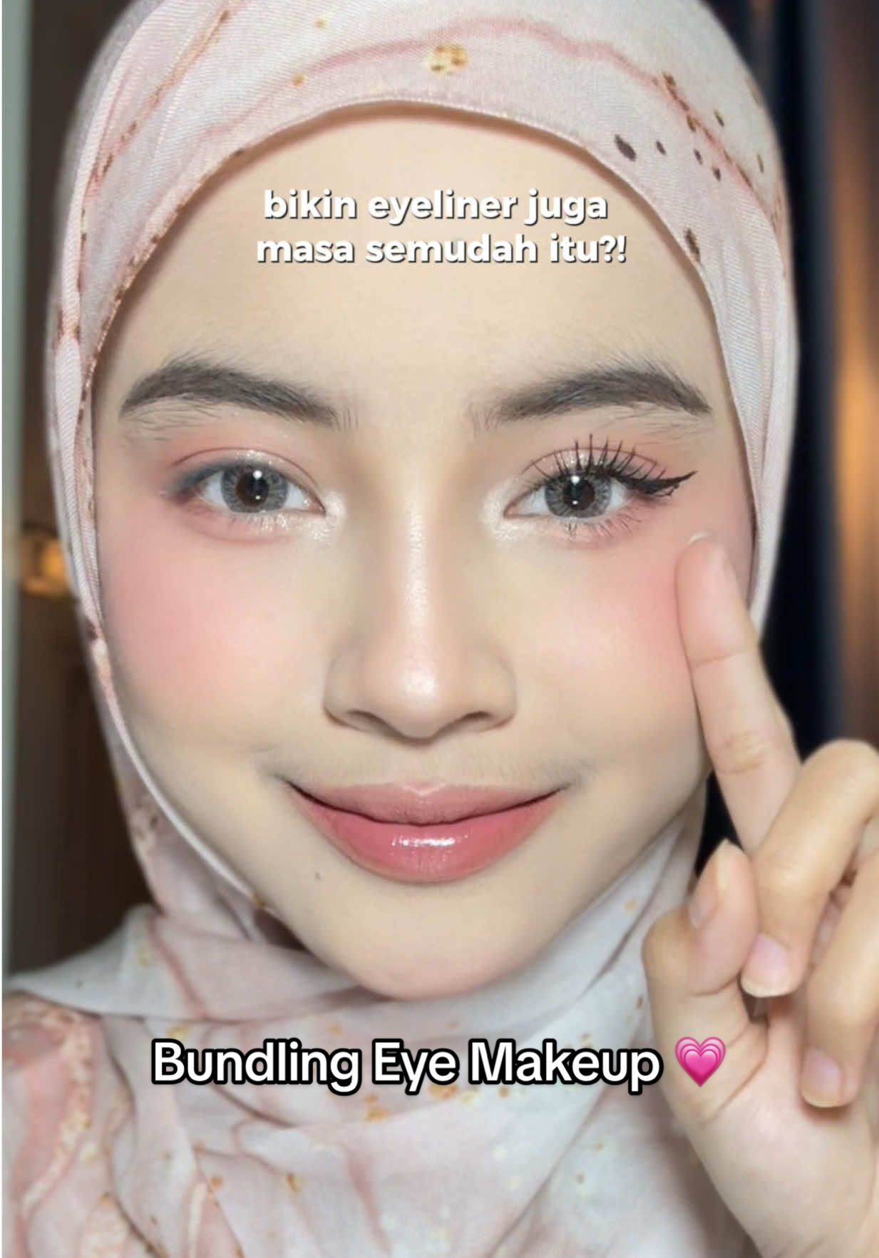 dari dulu udah suka sama eyelinernyaa tapi gak nyangka mascara nya juga sebagus itu 🥹💓 #longwearmakeup   #pinkflashmakeupset #Eyeliner #volumizingmascara #pinkflashmustbuy