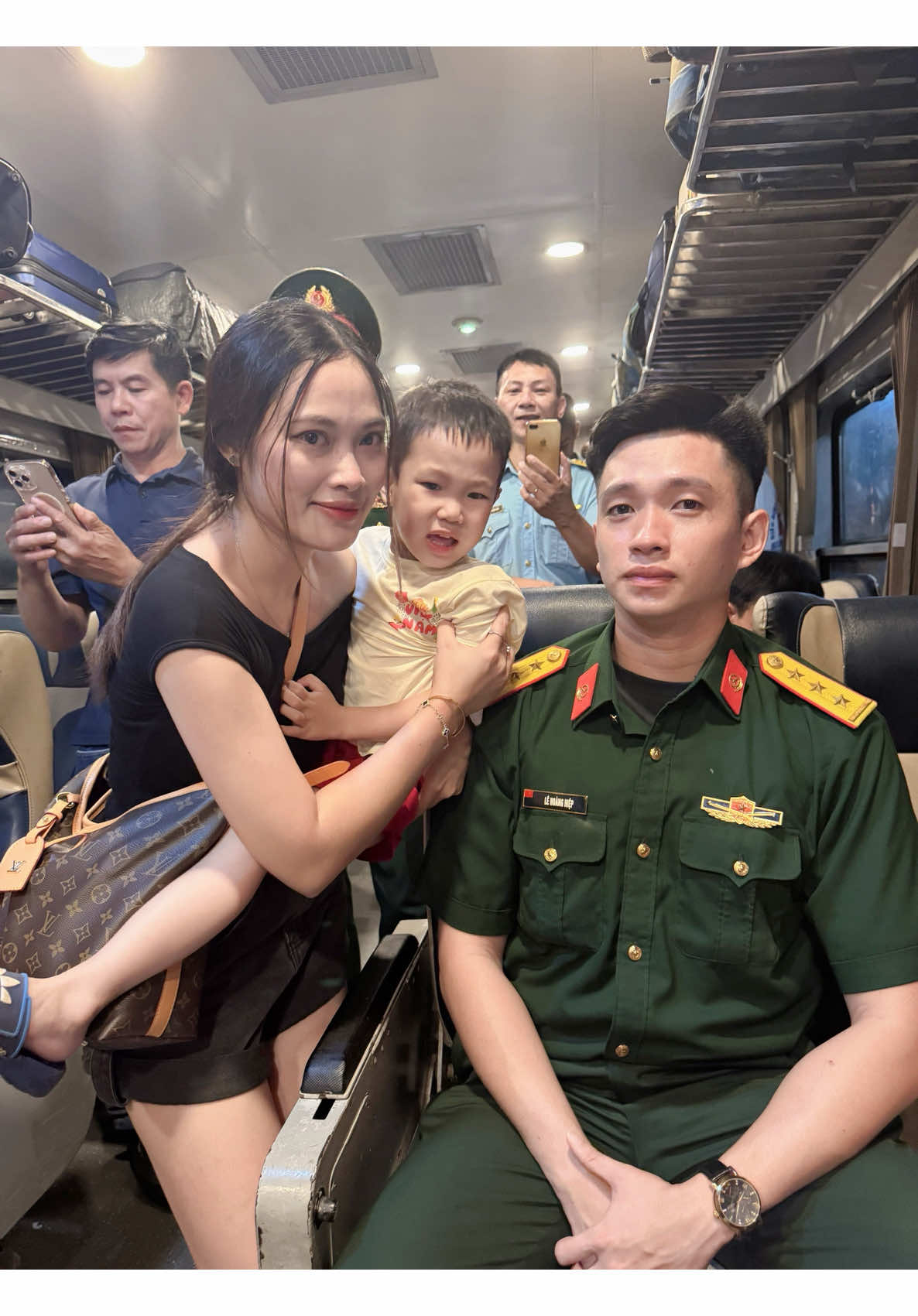 -Cậu bé may mắn nhất hôm nay😍Chúc Chú Hiệp mạnh khoẻ và hoàn thành tốt nhiệm vụ mình được giao ạ🫶🇻🇳❤️#A80TuHaoVietNam #A80 #dieubinh #LHH