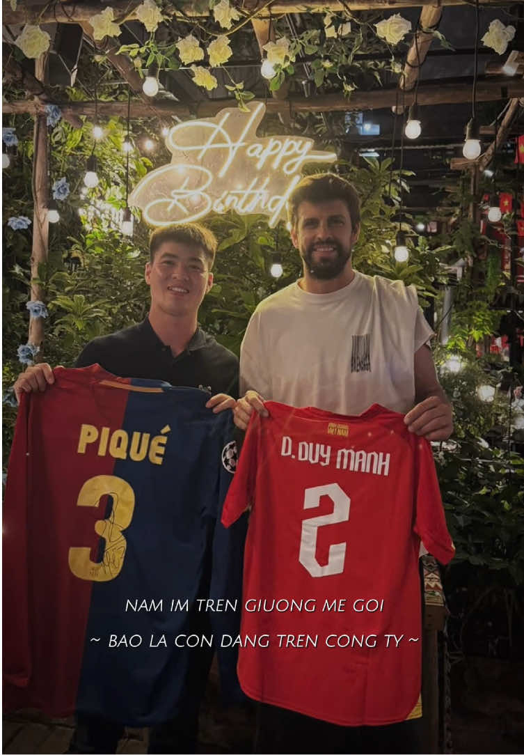 Huyền thoại Gerard Piqué đang có mặt tại Việt Nam. Anh đã đổi áo và chụp hình với đội trưởng ĐTVN Đỗ Duy Mạnh #pique #doduymanh #fcbarcelona #doituyenvietnam #ares_football🔥 