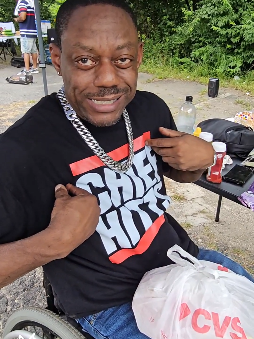 😂😂😂 My man @DJCRBEATS rockin the CH Tee 💪🏾💪🏾#dj #bookingsavailable #tshirt #djchiefhitts #goodtimes 