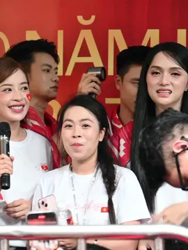 Kể với mọi người 1 khoảnh khắc khiến tim mình mềm xèo ngày hôm qua ☺️ Đó là khi xung quanh mn chơi đùa, trong tiếng nói cười rộn rã thì trong góc nhỏ có 2 cục màu đỏ vẫn đang đắm chìm trong thế giới của nhau ^^  Trước mắt mọi người thỉnh thoảng mảng miếng tí cho vui, chứ bản năng chăm em và yêu em của ổng bộc lộ ra từ vô thức luôn đó 🥰  Ôi sao càng ngày em càng yêu 2 đứa thế này 🥺 #ninhduongstory #nguyentungduong #ninhanhbui 