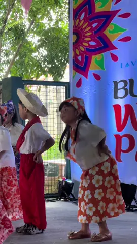 Sino mag aakala na yung batang to ay diagnosed na may autism at dati laging umiiyak, nagmemeltdown, na-ooverwhelm at everytime na may event sa school grabe ang struggle namin dahil una muna ang iyak at kailangan magtago kami bago siya magperform ngayon heto na siya, sobrang proud namin sayo, alam at recite mo every steps hindi mo man tinitignan si teacher at nung nakita mo ako lalo kang nagsmile🥹❤️