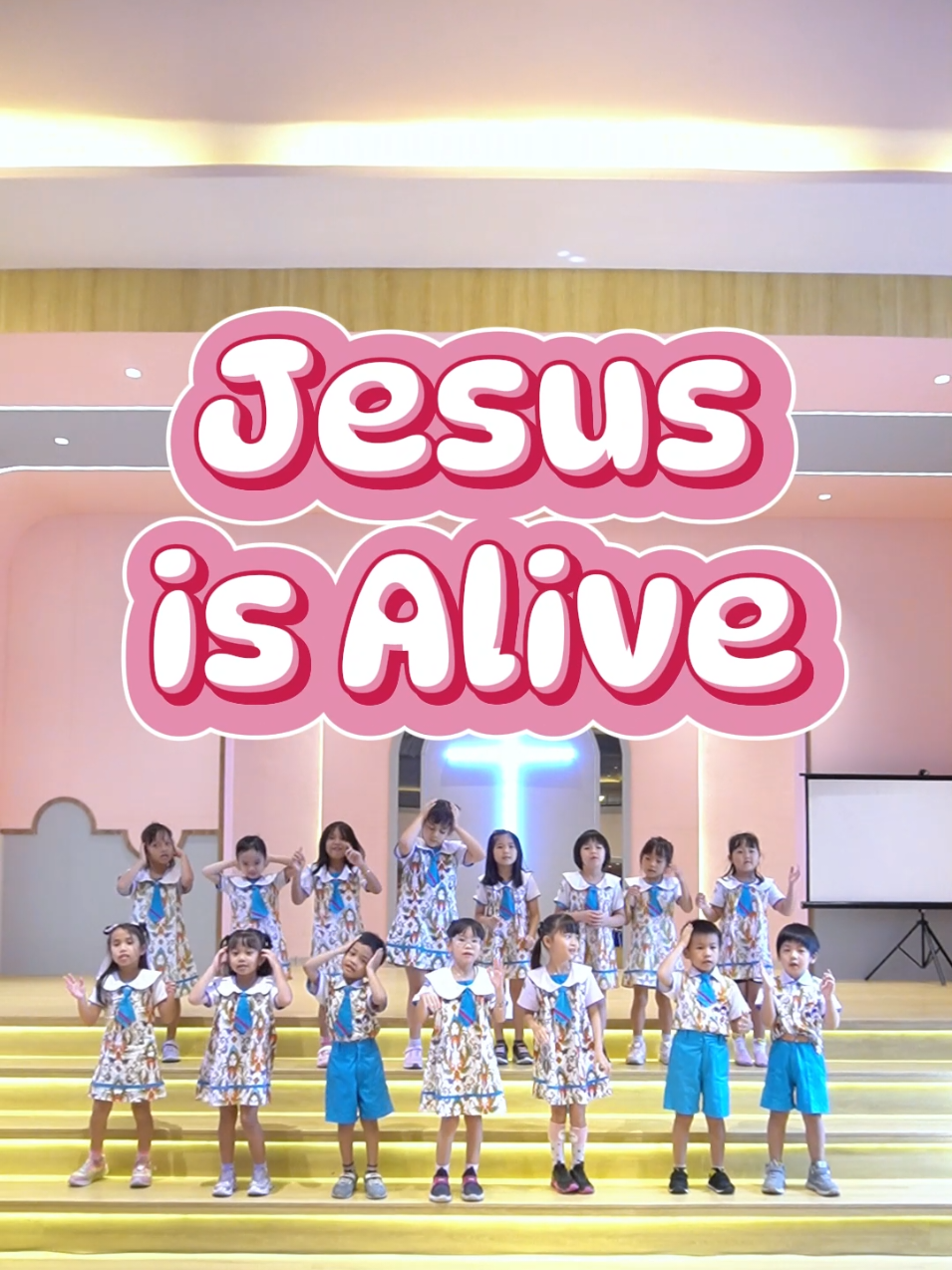 💃🕺 Come on, join the Jesus is Alive dance! Let’s rejoice, smile, and share happiness together! ✨ #dance #jesusisalive #kidsperformance #sekolahkristenkalamkuduspematangsiantar #skkkps 