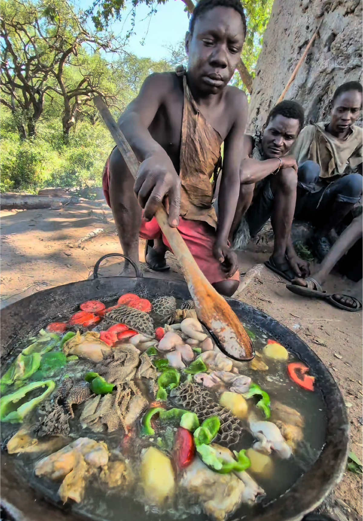 The relationship between Chaaba's wives is particularly good, and they feed each other during meals#hadzabetribe #foryoupage #chaaba #cooking #FoodLover 