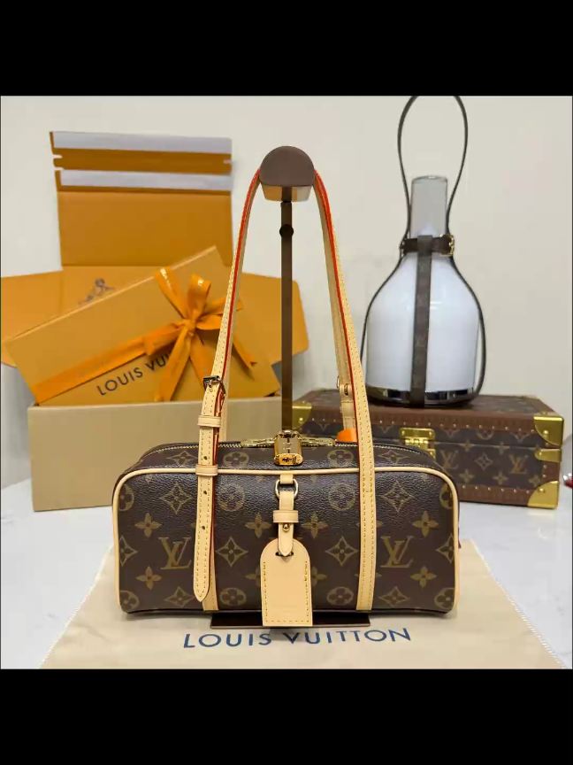 LOUIS VUITTON monogram cite hang on  M47031