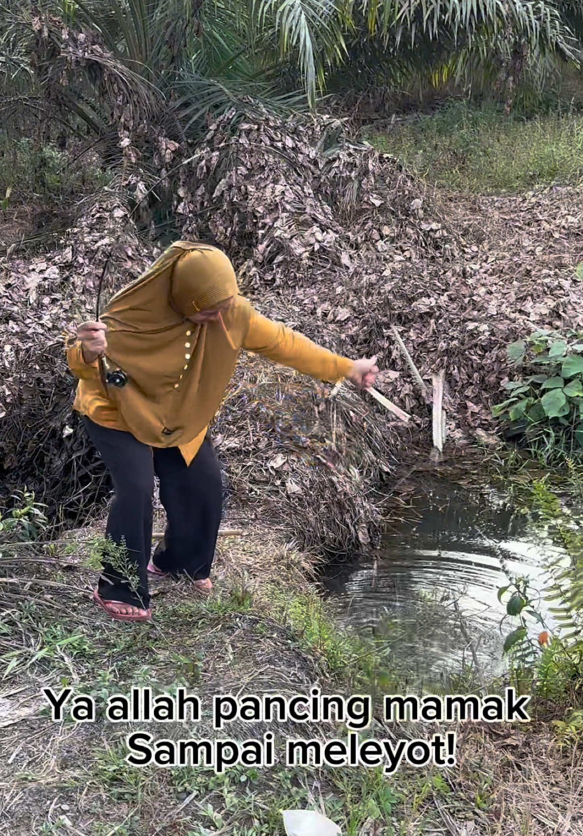 Part 1 MAMAK MANCING! Bikin 🤣 dong  #fyp #fypage #nature #trending #villagelife #alam #fishing #adventure #mancingmania #mancing #microfishing #fypシ゚ #funnyvideos #survival 