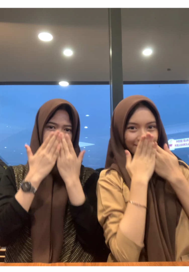ihh salfok sm orang di belakang lol