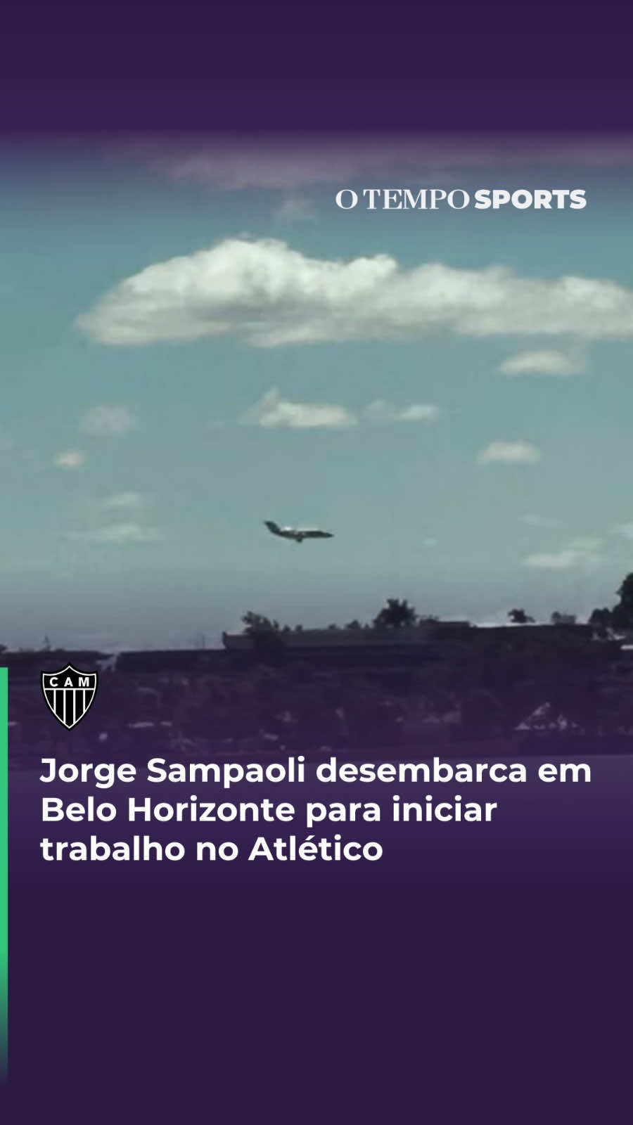 PAMPULHA - Jorge Sampaoli, anunciado como novo técnico do Atlético, já está em Belo Horizonte. O argentino desembarcou no aeroporto da Pampulha no fim da manhã desta quarta-feira (3/9), quando iniciará seus trabalhos no comando do time. O treinador veio em um voo particular do Rio de Janeiro. De Belo Horizonte, ele seguiu direto para a Cidade do Galo, em Vespasiano, onde vai acompanhar o treino da equipe, que se reapresenta após derrota para o Vitória em Salvador, pelo Brasileirão, e dois dias de folga. Sampaoli é o substituto de Cuca, que foi demitido após derrota por 2 a 0 para o Cruzeiro na Arena MRV, na ida das quartas de final da Copa do Brasil. Aliás, o confronto com o rival será seu primeiro compromisso oficial. 🔗 Leia a matéria completa em nosso portal.   📸Gabriel Moraes/O TEMPO  #otempo #atlético #futebol #técnico #Sampaoli 