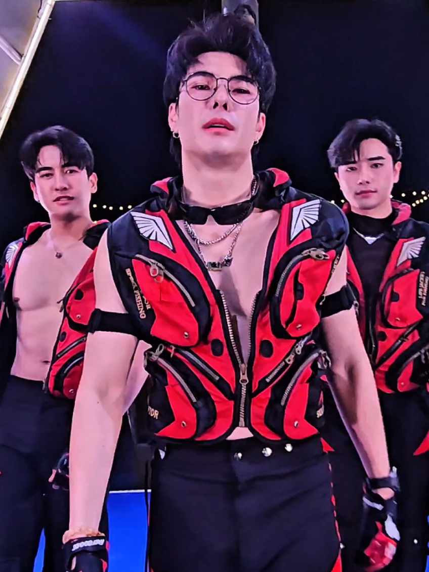 Let's burn the floor 🔥 #เจ้าชายอ่าวไทย #oceanskypattaya  #東方嘉年華 #掃腿舞 