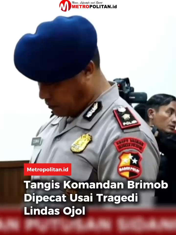 Komandan Batalyon (Danyon) Resimen IV Korps Brimob (Korbrimob) Polri, Kompol Cosmas Kaju Gae menangis usia dijatuhi hukuman Pemberhentian Dengan Tidak Hormat (PTDH) dalam sidang Komisi Kode Etik Polri (KKEP).  Usai diberhentikan dengan tidak hormat, Kompol Cosmas menyampaikan bahwa dia tidak ada niat untuk menghilangkan nyawa dari pengemudi ojek online (ojol), Affan Kurniawan (21) yang meninggal dunia akibat dilindas kendaraan taktis (rantis) Brimob) Polri. #metropolitanid #viral #dpr #ojol #brimob #polisi