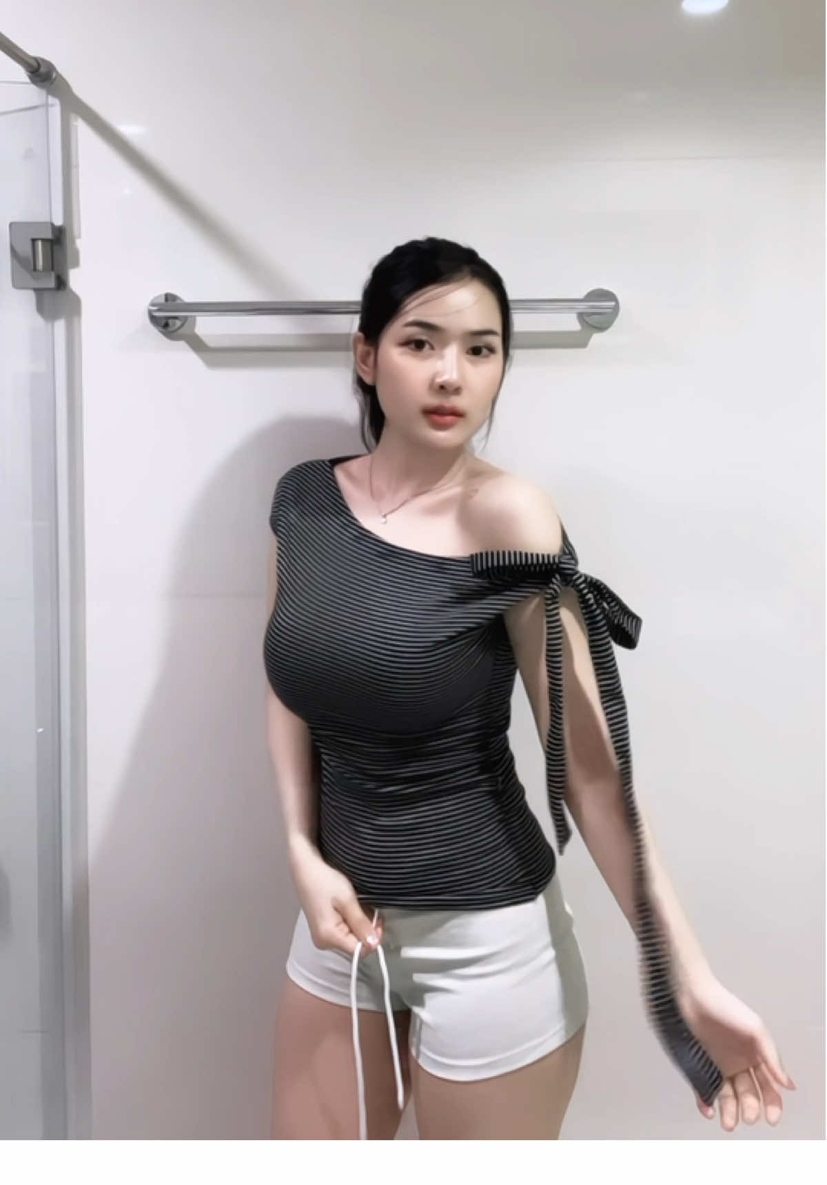 #เสื้อปาดไหล่ 