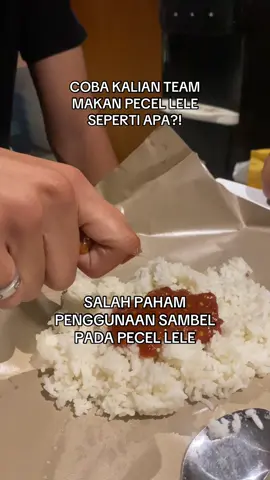 Ada yang salah gasih dari ini manusia?  Bisa bisa nya makan pecel lele, sambelnya ditaro diatas nasi.  Kalian team apa nih geng? #pecellele #sambel #salah #jalan 