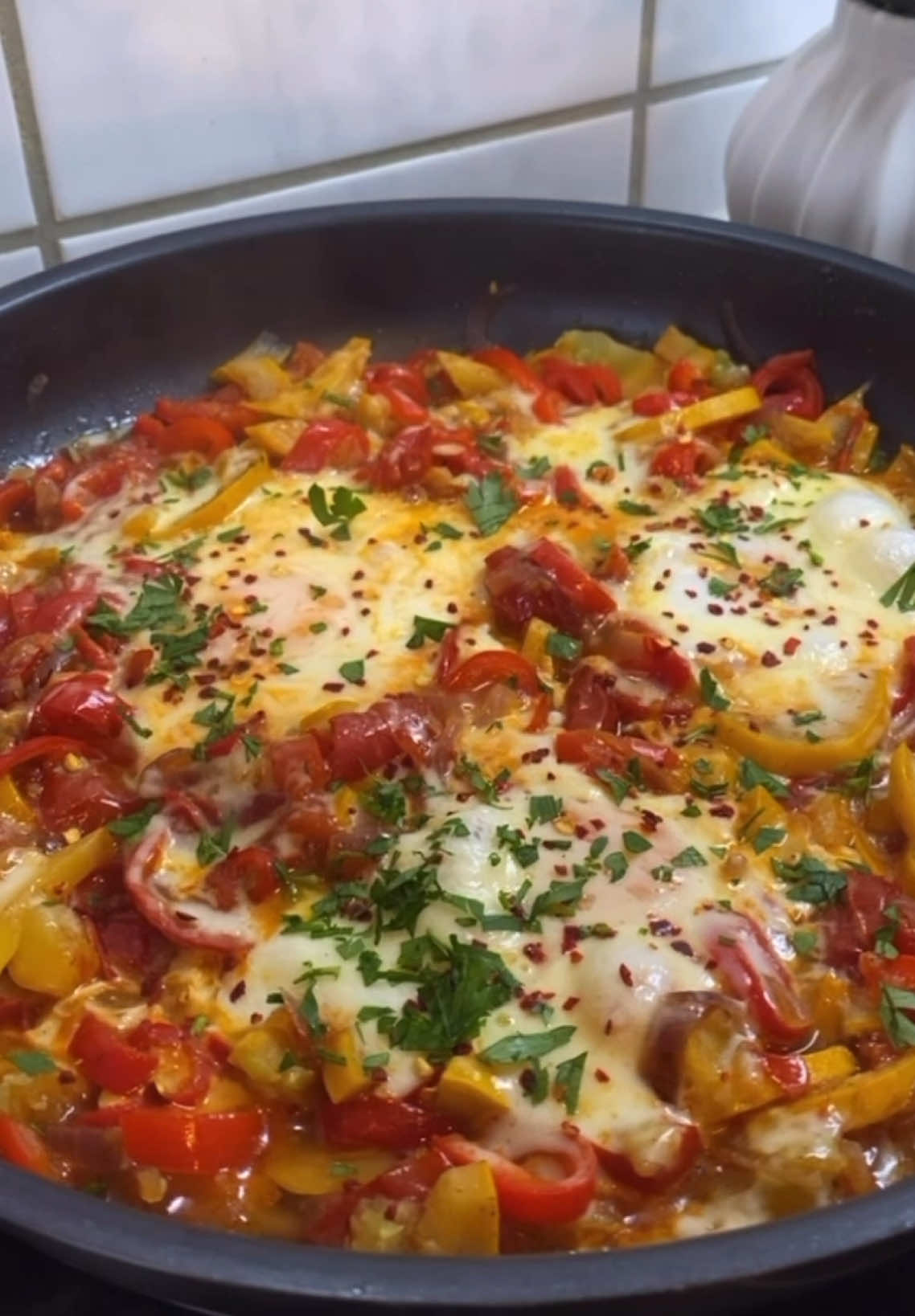 Eggs with vegetables 👌 Ingredients: -1 red onion,  -4 small peppers,  -1 zucchini,  -clove of garlic,  -tomatoes,  -3 eggs,  -spices (salt, pepper, herbs, chili),  -30 grams of semi-hard cheese #fyp #DIY #Recipe #fürdich #rezept #cooking #foruyou #cheese #eggs #vegetables #vegetarian 