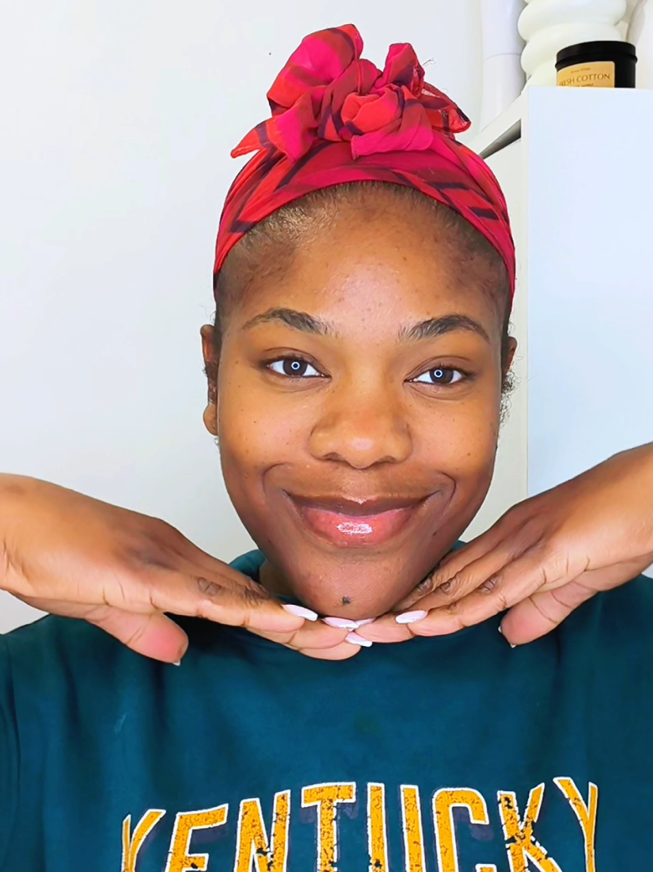 Pourquoi tu vas l'adorer ? C'est simple, le savon au curcuma atténue les tâches et ravive l'éclat naturel de la peau ✨🤍 En ce moment tu peux avoir 3 si tu prends 2 savons 🤍🤍😍 #nguimibeauty 