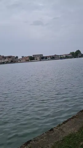 magnifique petite ville castelnaudary la ville du cassoulet la ou il ce fabrique avec c'est peniche sur le port, son petit moulin et son monument au mort juste magnifique  #castelnaudary #peniche #lac #cassoulet #moulin 