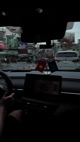 Anh ta bỏ em rồi, vào một buổi chiều mưa rơi … 🌧️☔️ #laixe #chill #nhacbuon #tamtrang #mua 