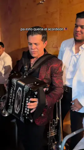 ahora soy el acordeonista de #JUNTOS 🤣 #bandamax 