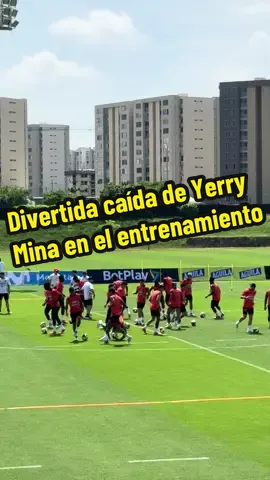 ¿QUÉ PASÓ, YERRY 😜? TERMINÓ EN EL SUELO, ENTRE RISAS 🤣 Divertido momento en medio del entrenamiento de la Selección Colombia 🇨🇴, donde el defensa central se cayó y causó risas en sus compañeros 😅 ¡Hay buen ambiente previo a enfrentar a Bolivia 🇧🇴! ¿Yerry Mina debe ser titular o quiénes deben ser los centrales? 🤔 📹 @Sebastián Gómez 