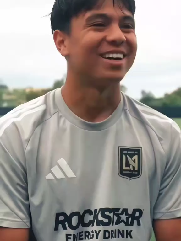 Adrian Wibowo resmi bergabung bersama Timnas Indonesia pada pertandingan FIFA Matchday bulan September ini. Adrian kini menjadi rekan setim Son Heung-min dan Hugo Lloris serta pernah juga satu tim dengan Olivier Giroud yang kini menjadi rekan setim Calvin Verdonk. Adrian bisa langsung bergabung ke Timnas Indonesia tanpa harus melalui jalur Naturalisasi karena dari pihak Bapak asal Surabaya masih memegang paspor Indonesia. Sumber Instagram : LAFC #adrianwibowo #viral #fyp #foryou