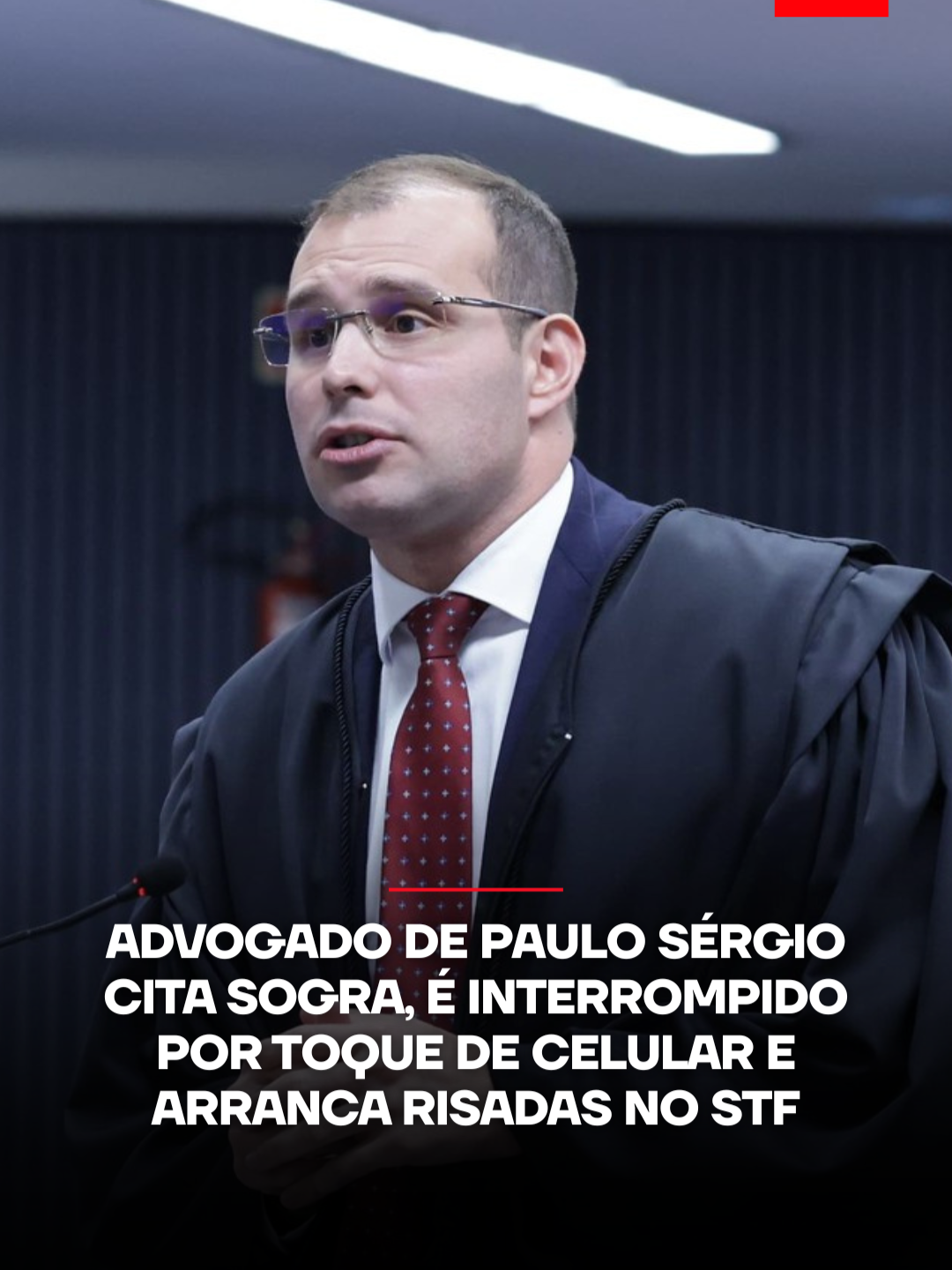 Andrew Farias, advogado do ex-ministro da Defesa Paulo Sérgio Nogueira, mencionou a sogra durante sua sustentação oral, despertando a curiosidade dos ministros Flávio Dino e Alexandre de Moraes. Ao tentar explicar a expressão “às vezes, as palavras são como um punhal”, Andrew foi interrompido pelo toque de seu celular, protagonizando o momento mais inusitado do julgamento nesta quarta-feira (03). 📺 Confira na JP News e Panflix